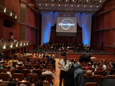 ホールの子事業（３･４年生）　国内屈指の音響設備を誇るびわ湖ホールで音楽鑑賞をしました。クイズもあって楽しく学習できました。