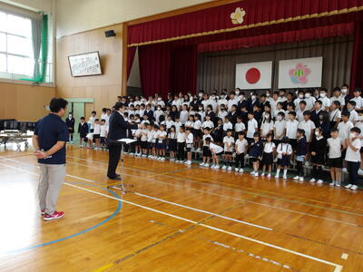 音楽特別授業　作曲家の富澤裕（とみざわゆたか）先生をお迎えして、合唱の学習を行いました。富澤先生のアドバイスでみるみる歌声が素敵になっていくことに子どもたちもびっくり！歌うことの楽しさを実感しました。