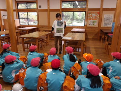 やまのこ(４年生）高山キャンプ場で、森林学習や火おこし体験をしました。